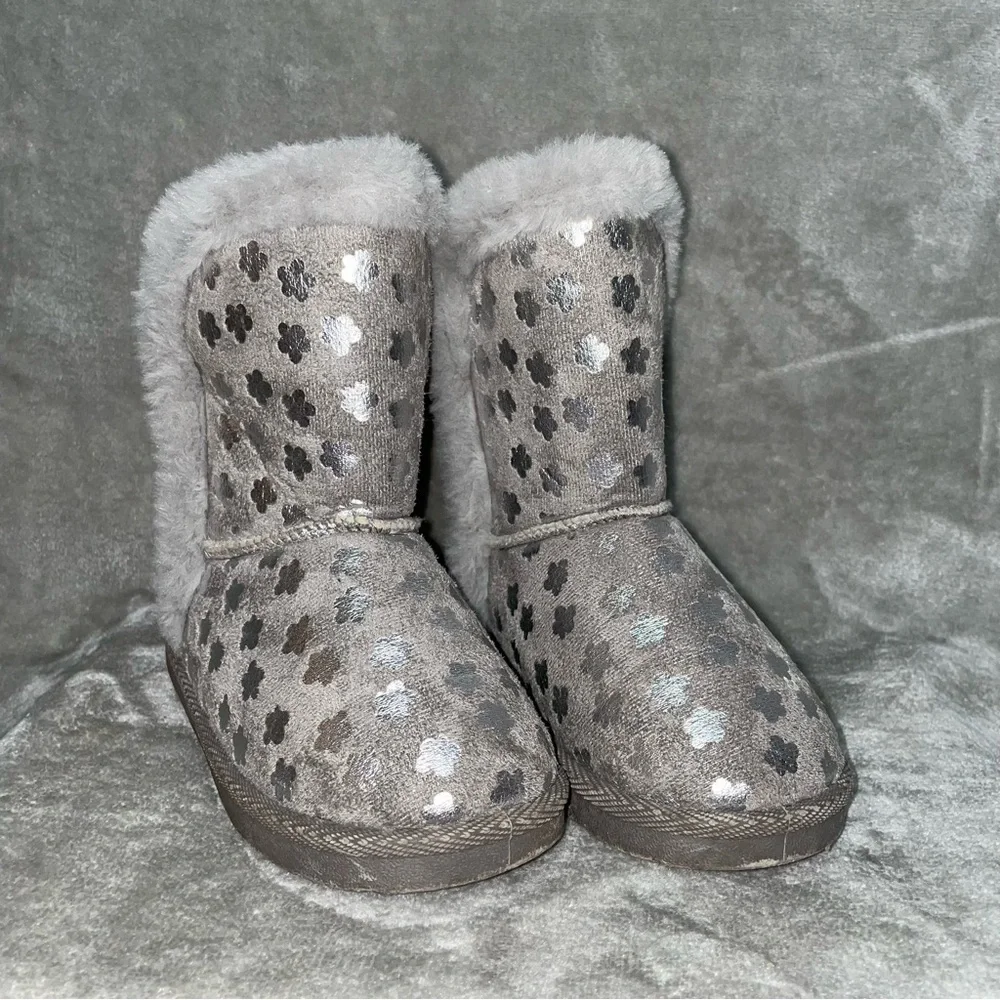 Olivia Miller Girls Gray Silver Flower Slipper Boots Size 12 Cozy Winter